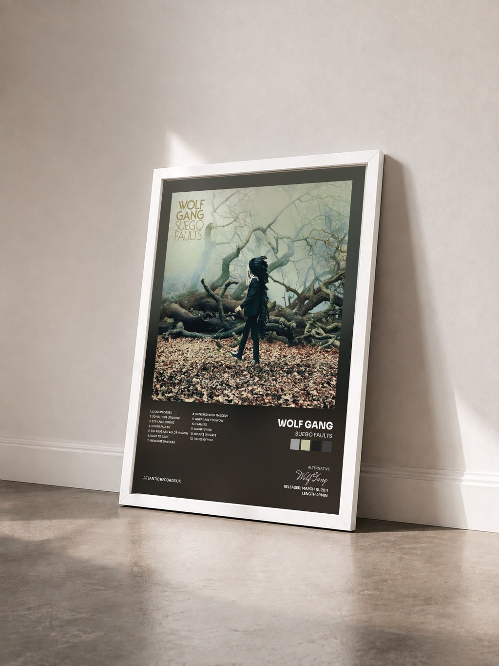 #blanc Tableau de l'album Suego Faults de Wolf Gang vu de trois quarts, cadre blanc