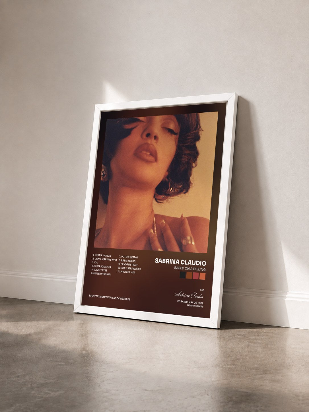 #blanc Tableau de l'album Based On A Feeling de Sabrina Claudio vu de trois quarts, cadre blanc