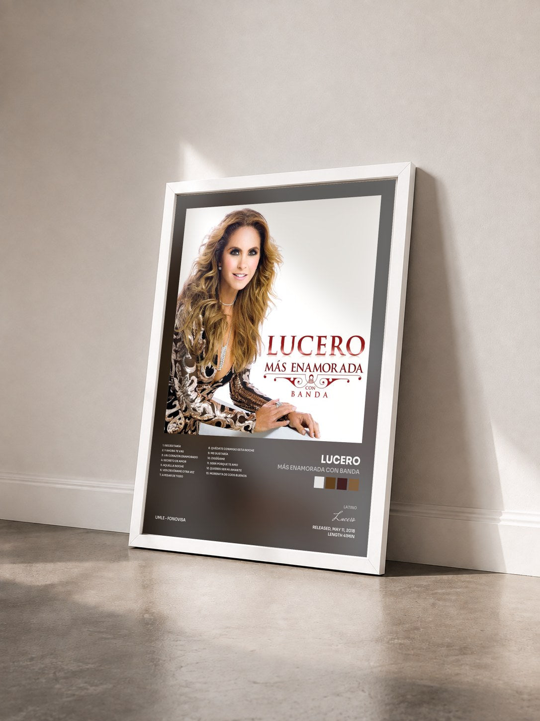 #blanc Tableau de l'album Más Enamorada Con Banda de Lucero vu de trois quarts, cadre blanc