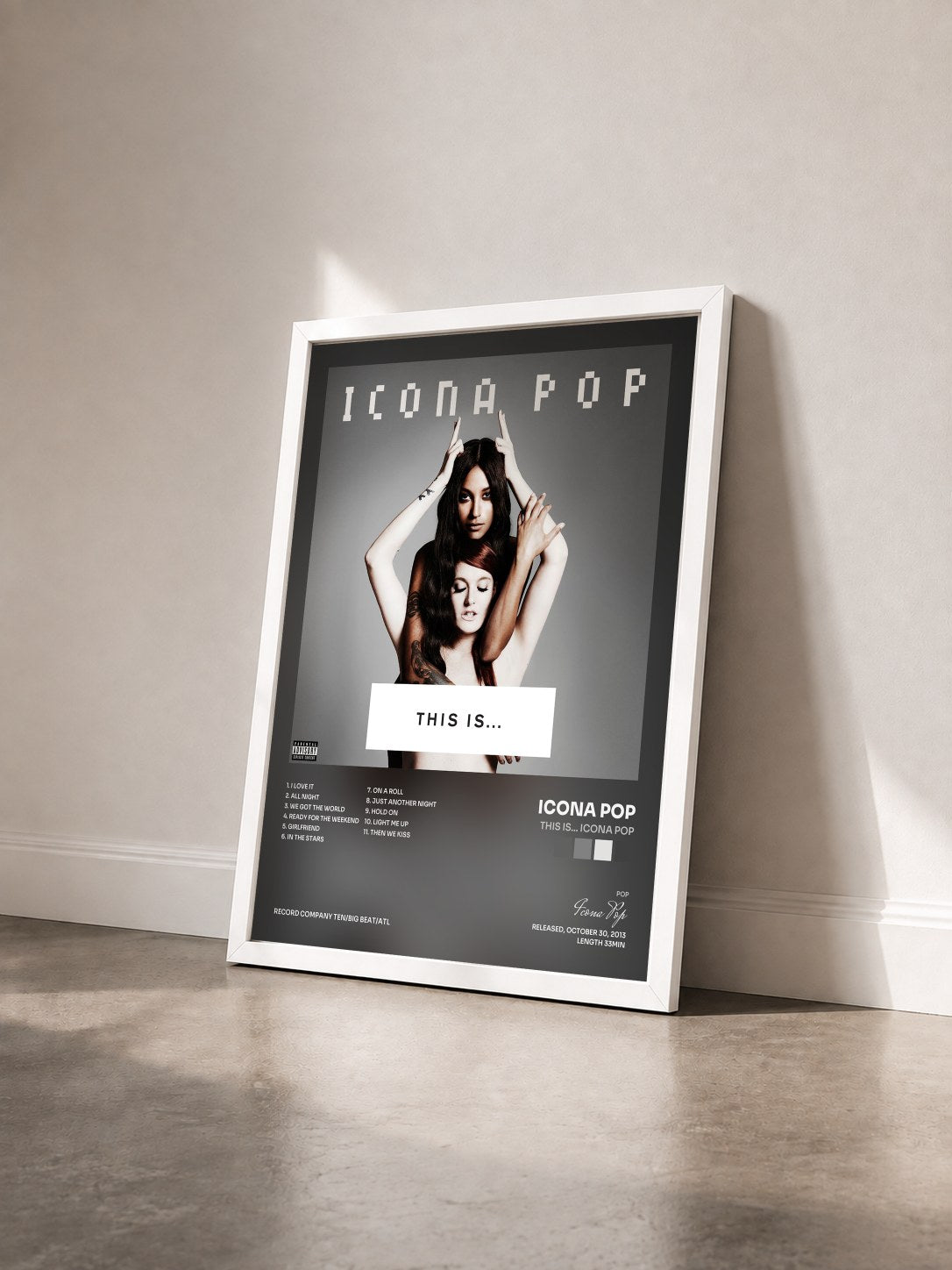 #blanc Tableau de l'album THIS IS... ICONA POP de Icona Pop vu de trois quarts, cadre blanc