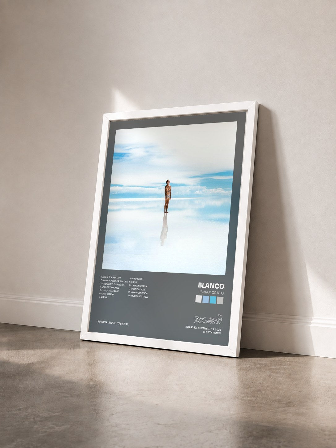 #blanc Tableau de l'album Innamorato de BLANCO vu de trois quarts, cadre blanc
