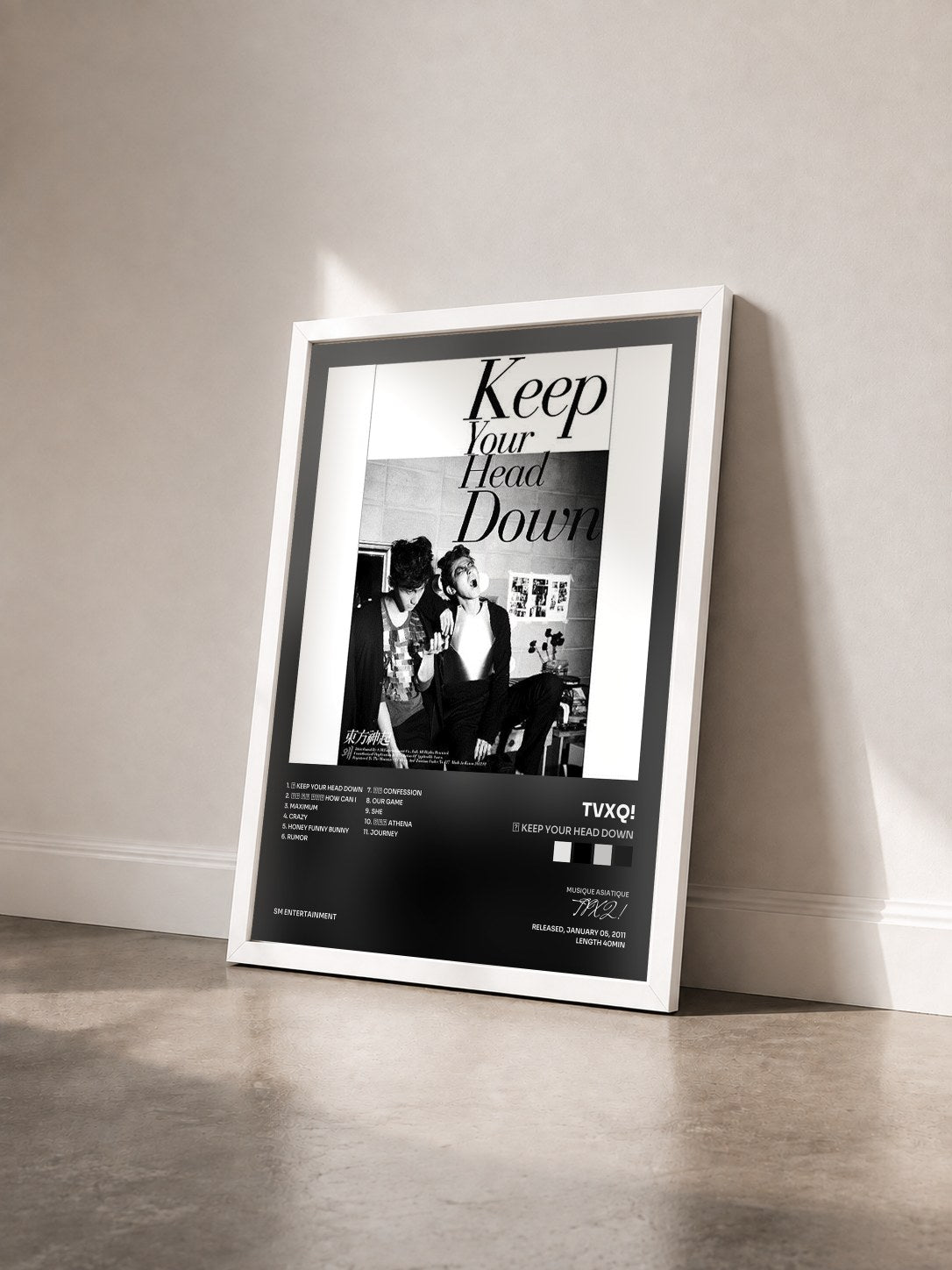#blanc Tableau de l'album 왜 Keep Your Head Down de TVXQ! vu de trois quarts, cadre blanc