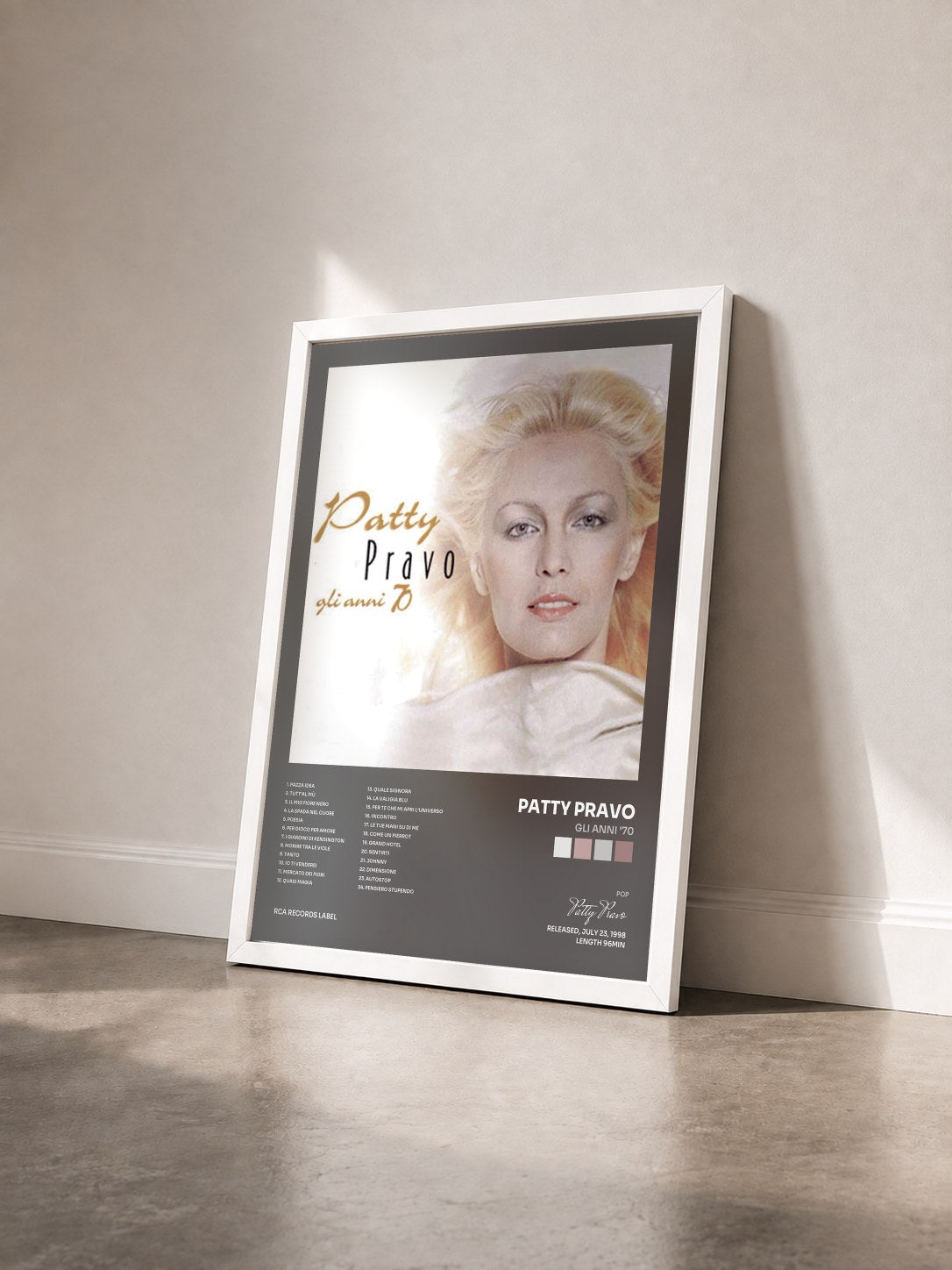 #blanc Tableau de l'album Gli Anni '70 de Patty Pravo vu de trois quarts, cadre blanc