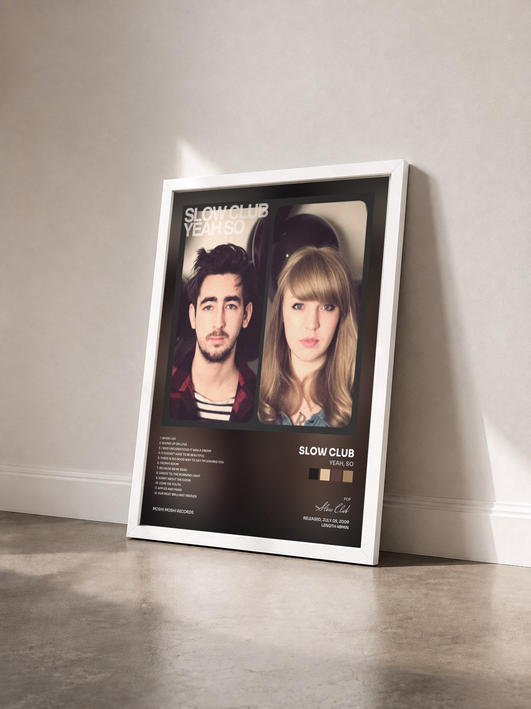 #blanc Tableau de l'album Yeah, So de Slow Club vu de trois quarts, cadre blanc