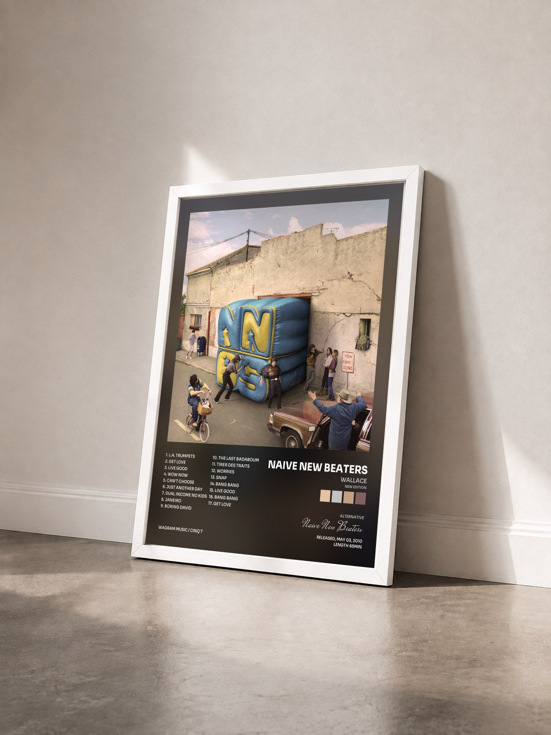 #blanc Tableau de l'album Wallace (new edition) de Naive New Beaters vu de trois quarts, cadre blanc