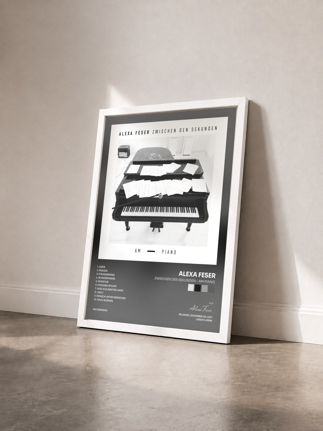 #blanc Tableau de l'album Zwischen den Sekunden - Am Piano de Alexa Feser vu de trois quarts, cadre blanc