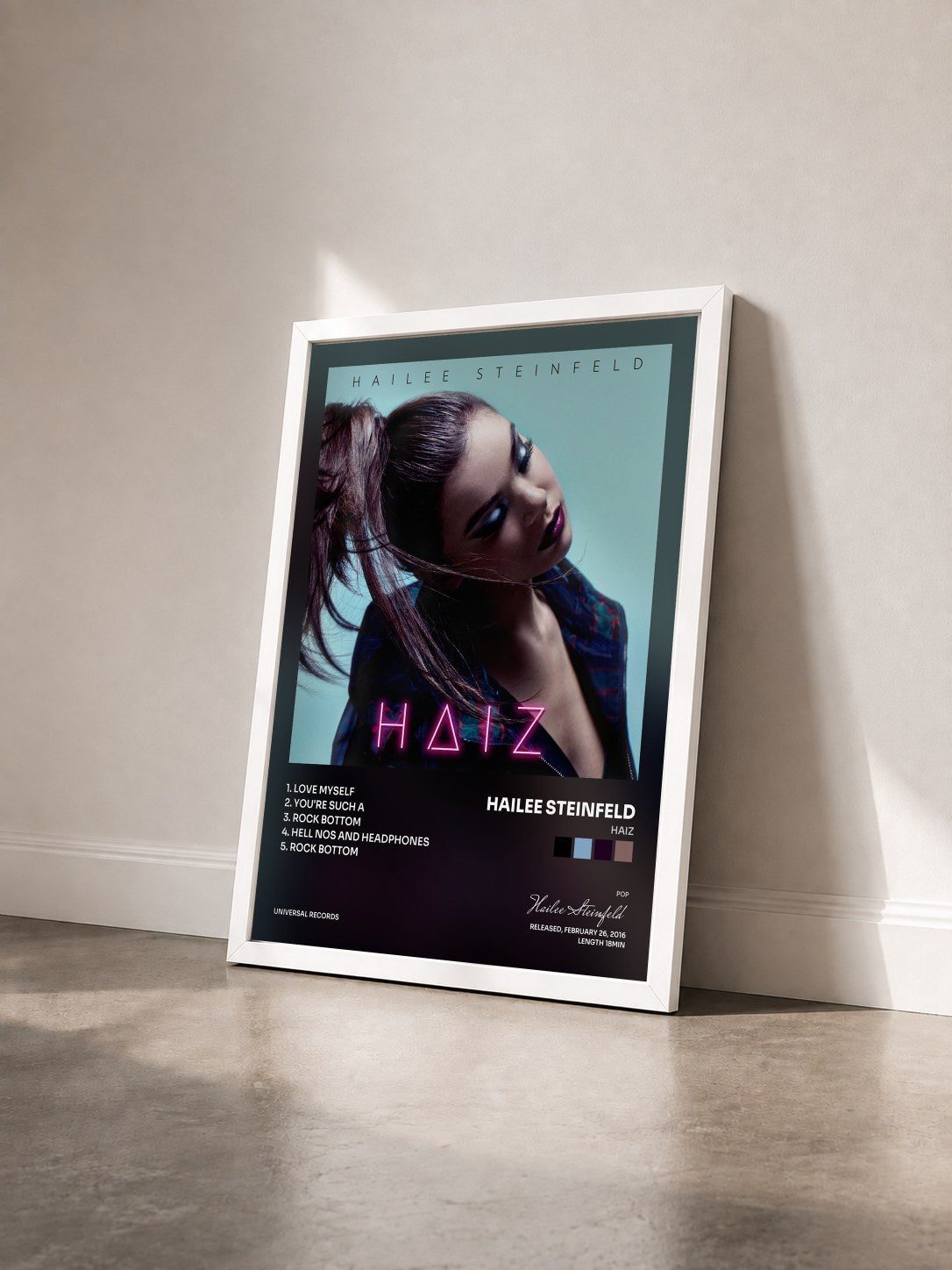 #blanc Tableau de l'album HAIZ de Hailee Steinfeld vu de trois quarts, cadre blanc