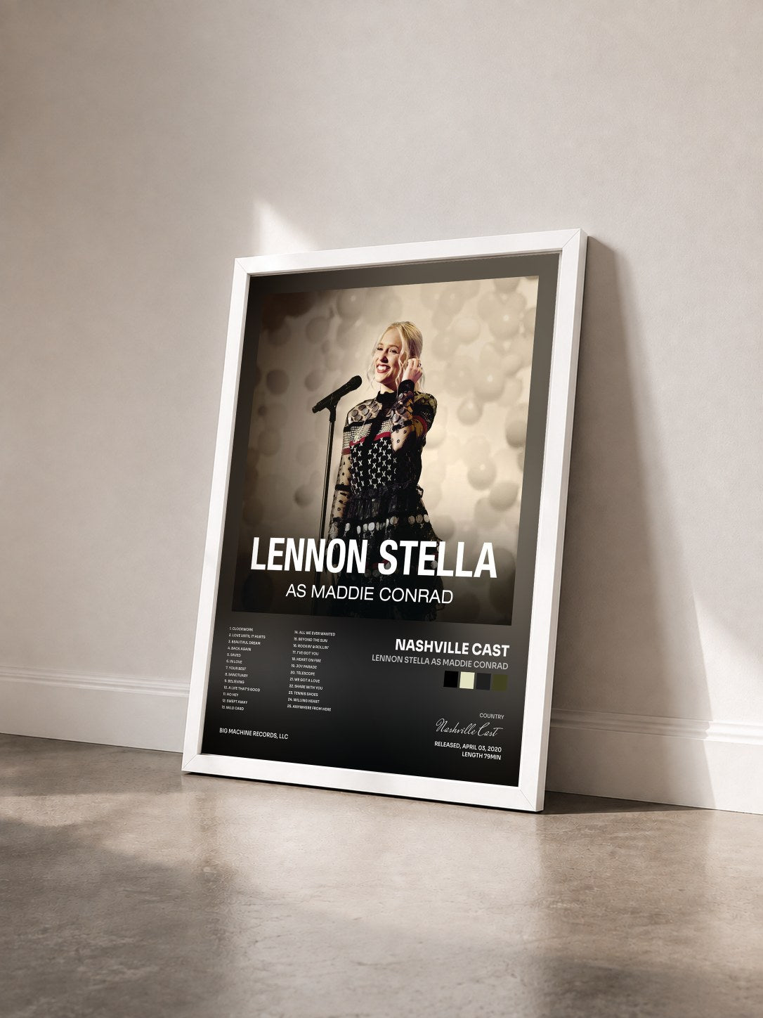 #blanc Tableau de l'album Lennon Stella As Maddie Conrad de Nashville Cast vu de trois quarts, cadre blanc