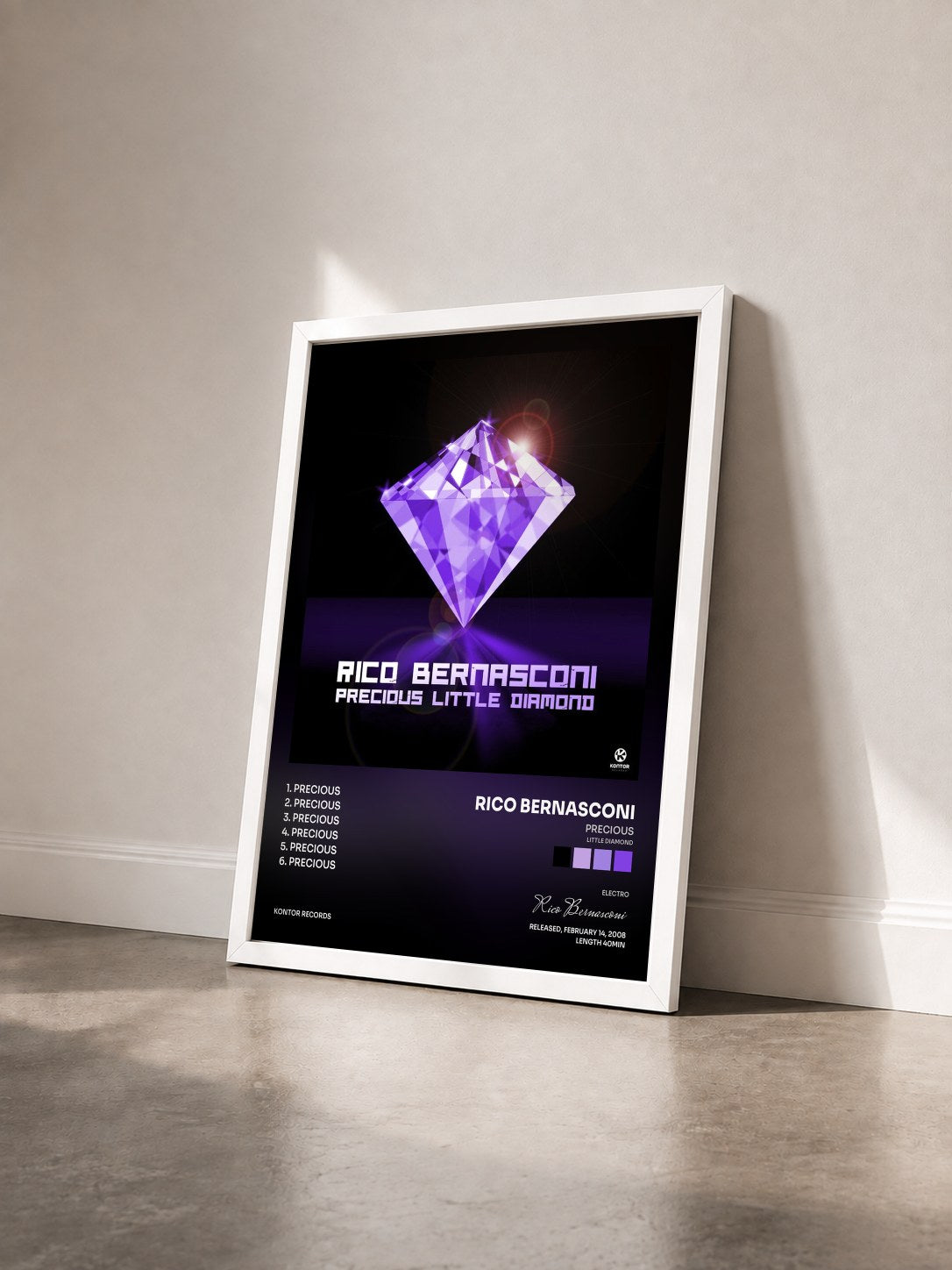 #blanc Tableau de l'album Precious (Little Diamond) de Rico Bernasconi vu de trois quarts, cadre blanc