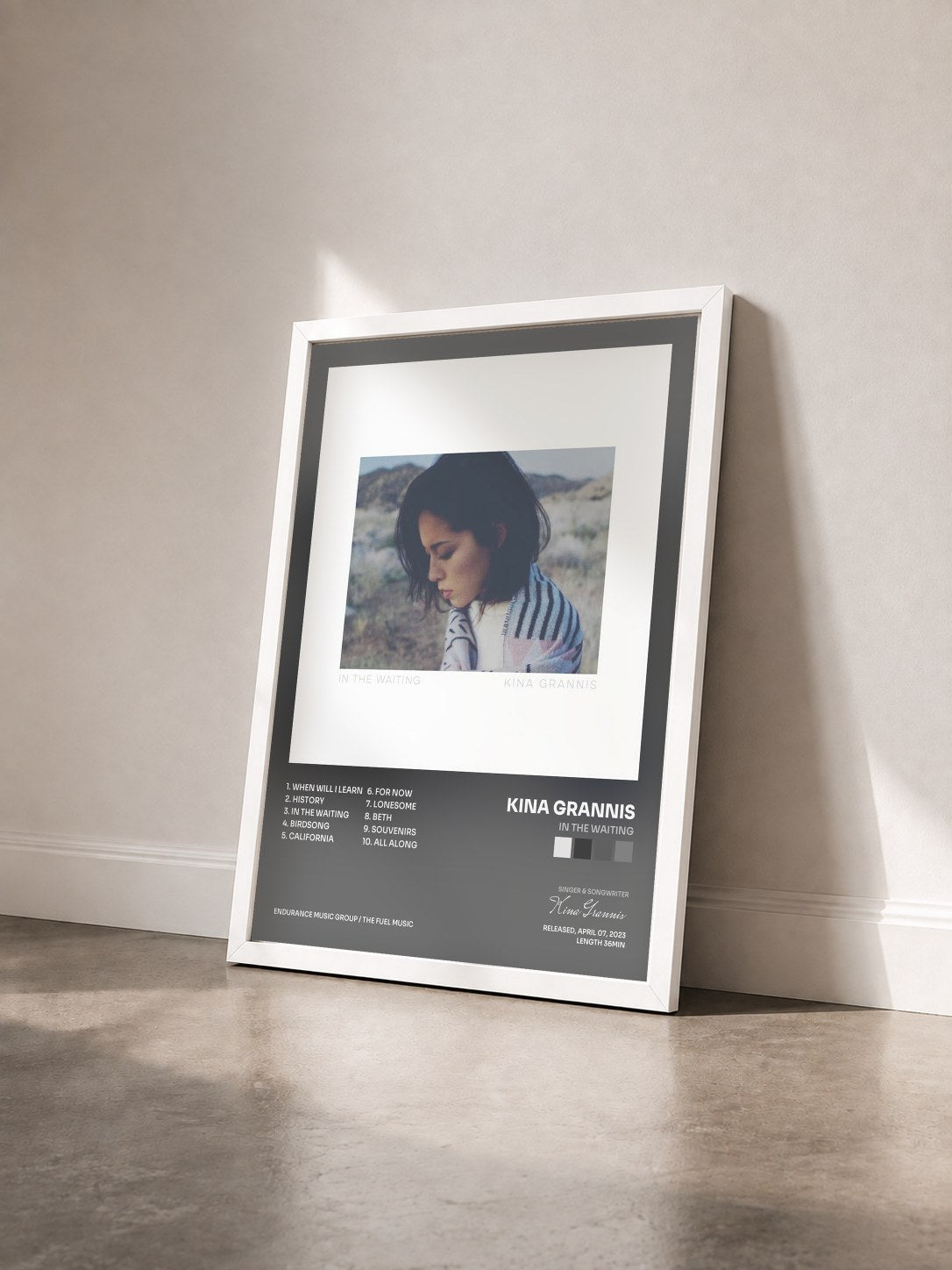 #blanc Tableau de l'album In the Waiting de Kina Grannis vu de trois quarts, cadre blanc