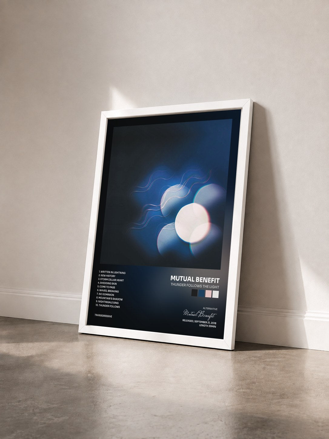 #blanc Tableau de l'album Thunder Follows the Light de Mutual Benefit vu de trois quarts, cadre blanc