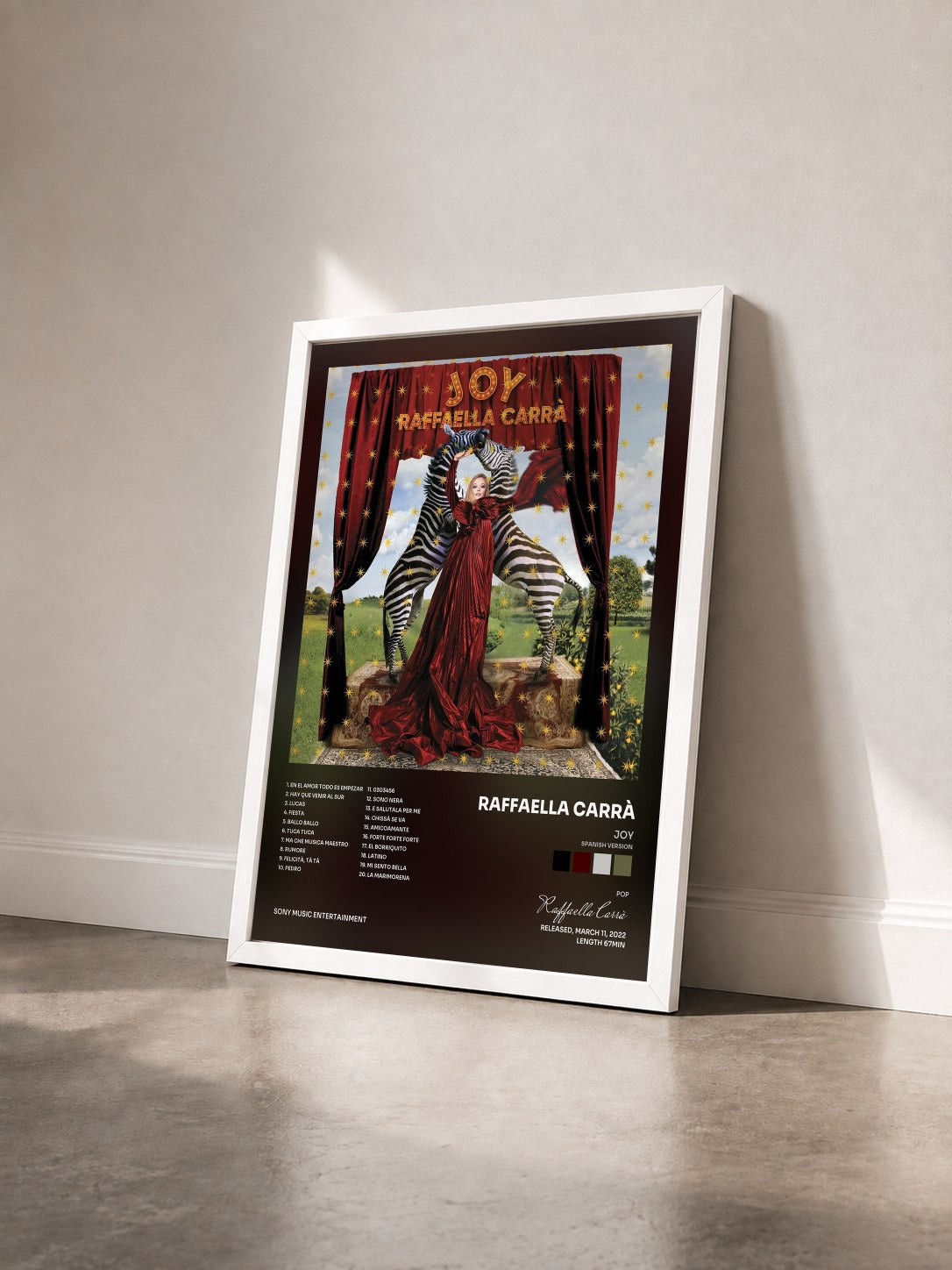 #blanc Tableau de l'album JOY (Spanish Version) de Raffaella Carrà vu de trois quarts, cadre blanc