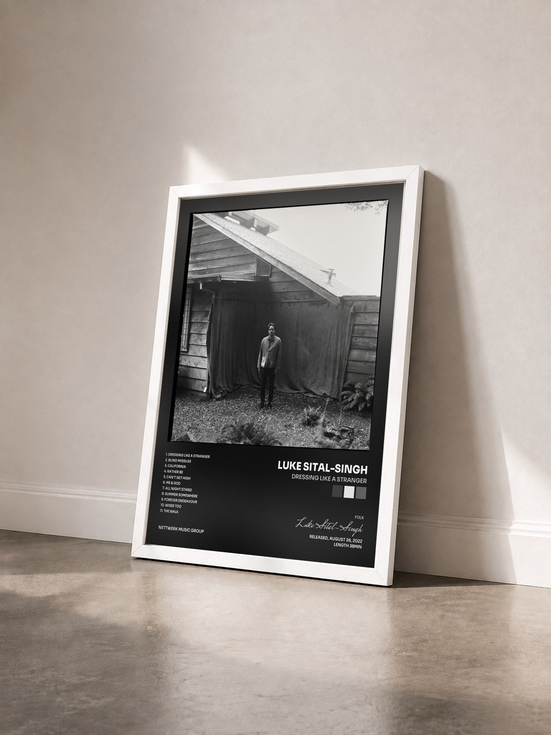 #blanc Tableau de l'album Dressing Like a Stranger de Luke Sital-Singh vu de trois quarts, cadre blanc