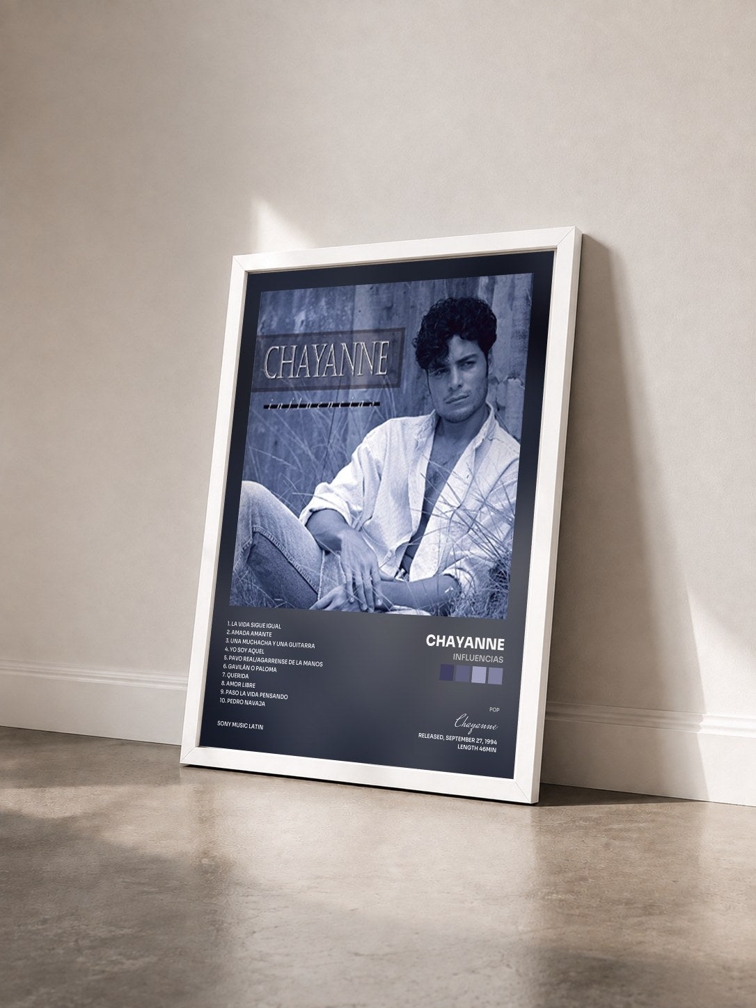 #blanc Tableau de l'album Influencias de Chayanne vu de trois quarts, cadre blanc