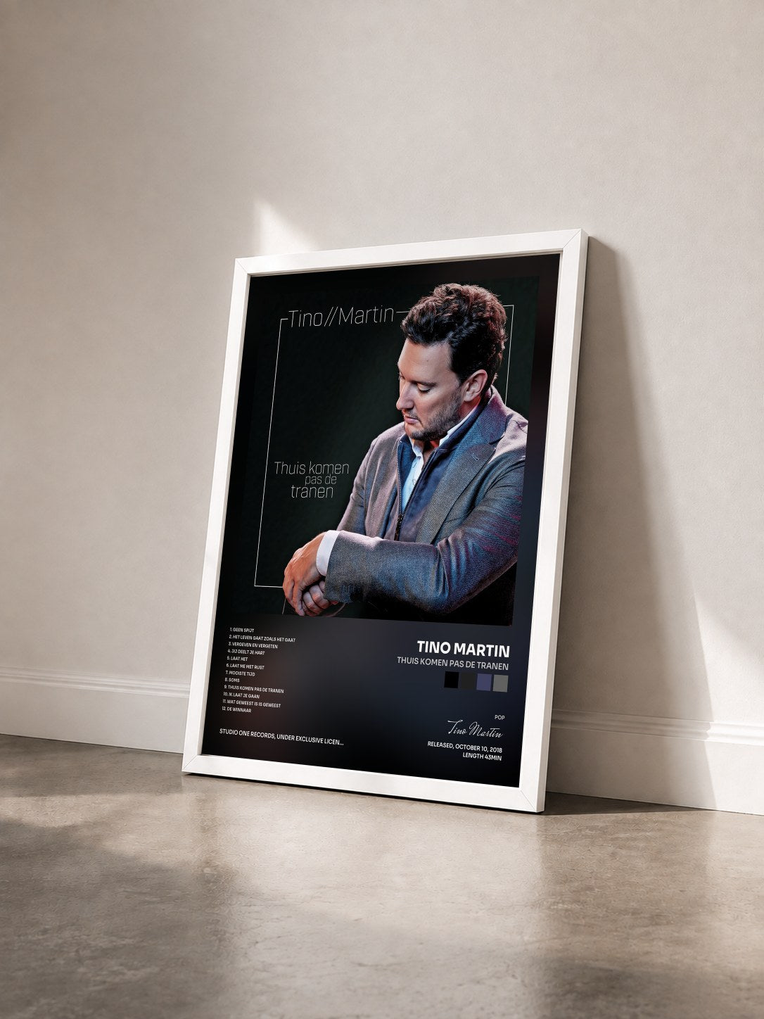 #blanc Tableau de l'album Thuis Komen Pas De Tranen de Tino Martin vu de trois quarts, cadre blanc