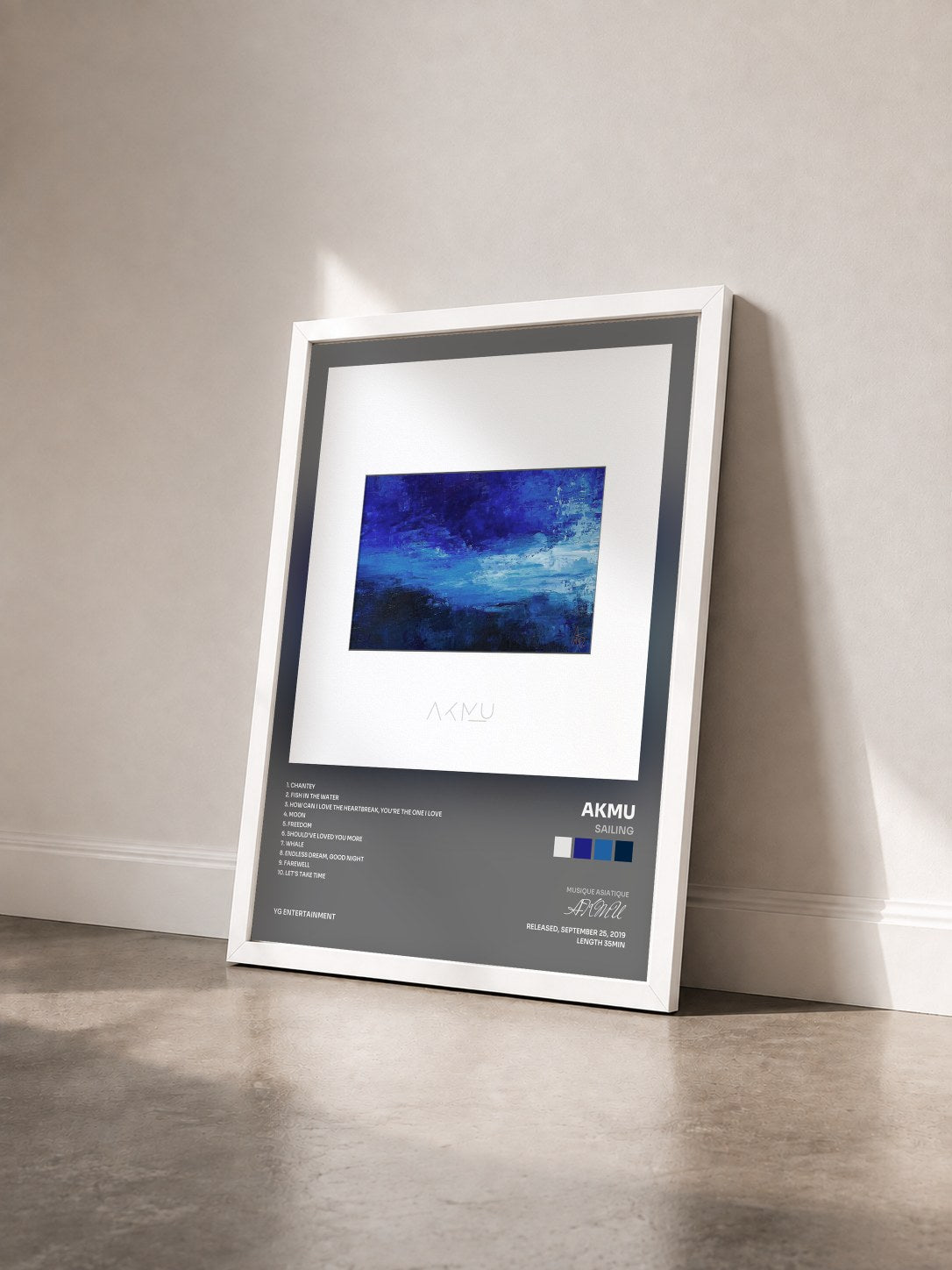 #blanc Tableau de l'album SAILING de AKMU vu de trois quarts, cadre blanc