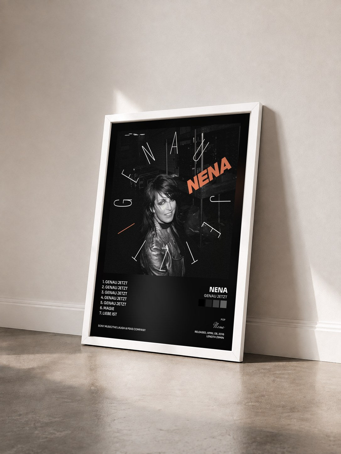 #blanc Tableau de l'album Genau Jetzt de Nena vu de trois quarts, cadre blanc