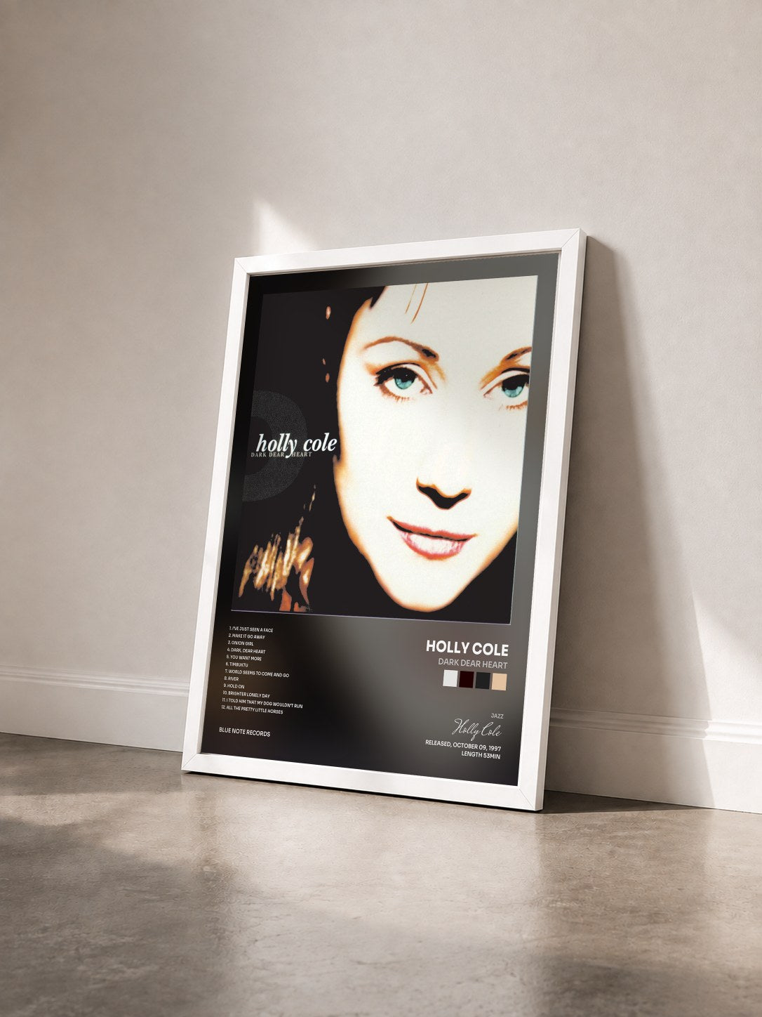#blanc Tableau de l'album Dark Dear Heart de Holly Cole vu de trois quarts, cadre blanc