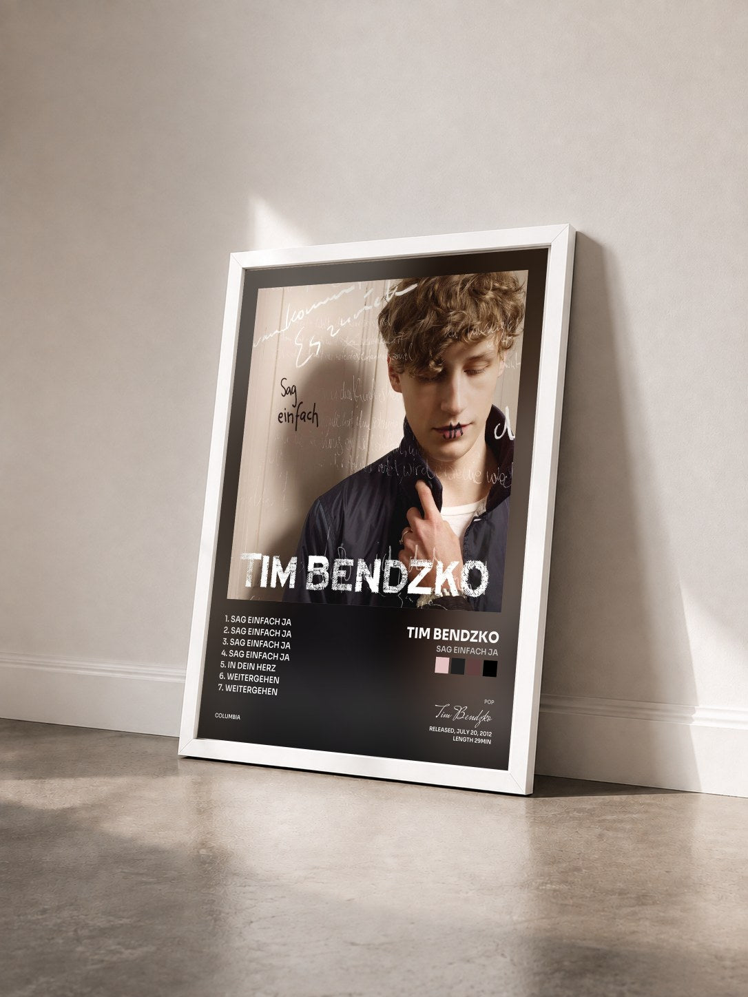 #blanc Tableau de l'album Sag einfach ja de Tim Bendzko vu de trois quarts, cadre blanc