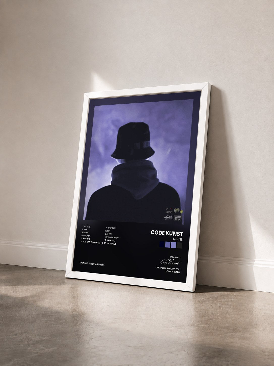 #blanc Tableau de l'album NOVEL de Code Kunst vu de trois quarts, cadre blanc