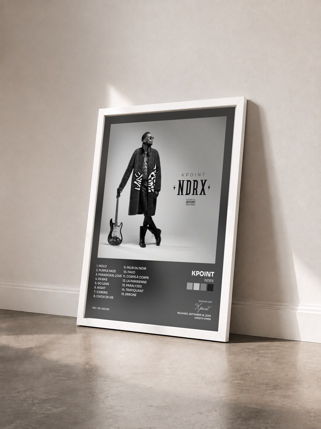 #blanc Tableau de l'album NDRX de Kpoint vu de trois quarts, cadre blanc