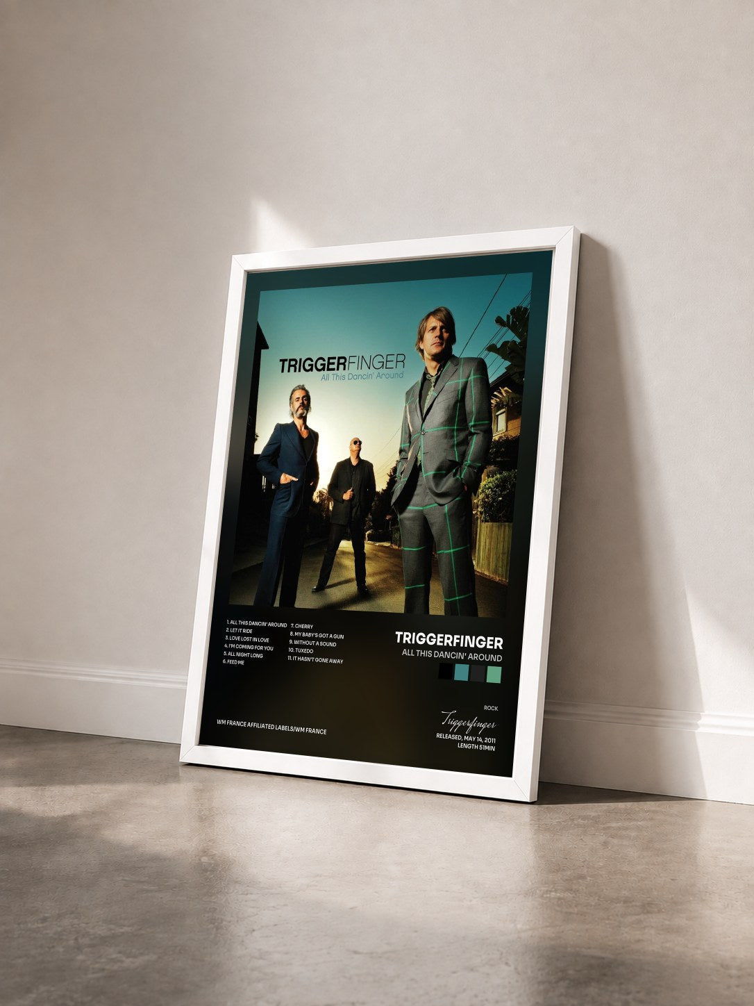 #blanc Tableau de l'album All This Dancin' Around de Triggerfinger vu de trois quarts, cadre blanc