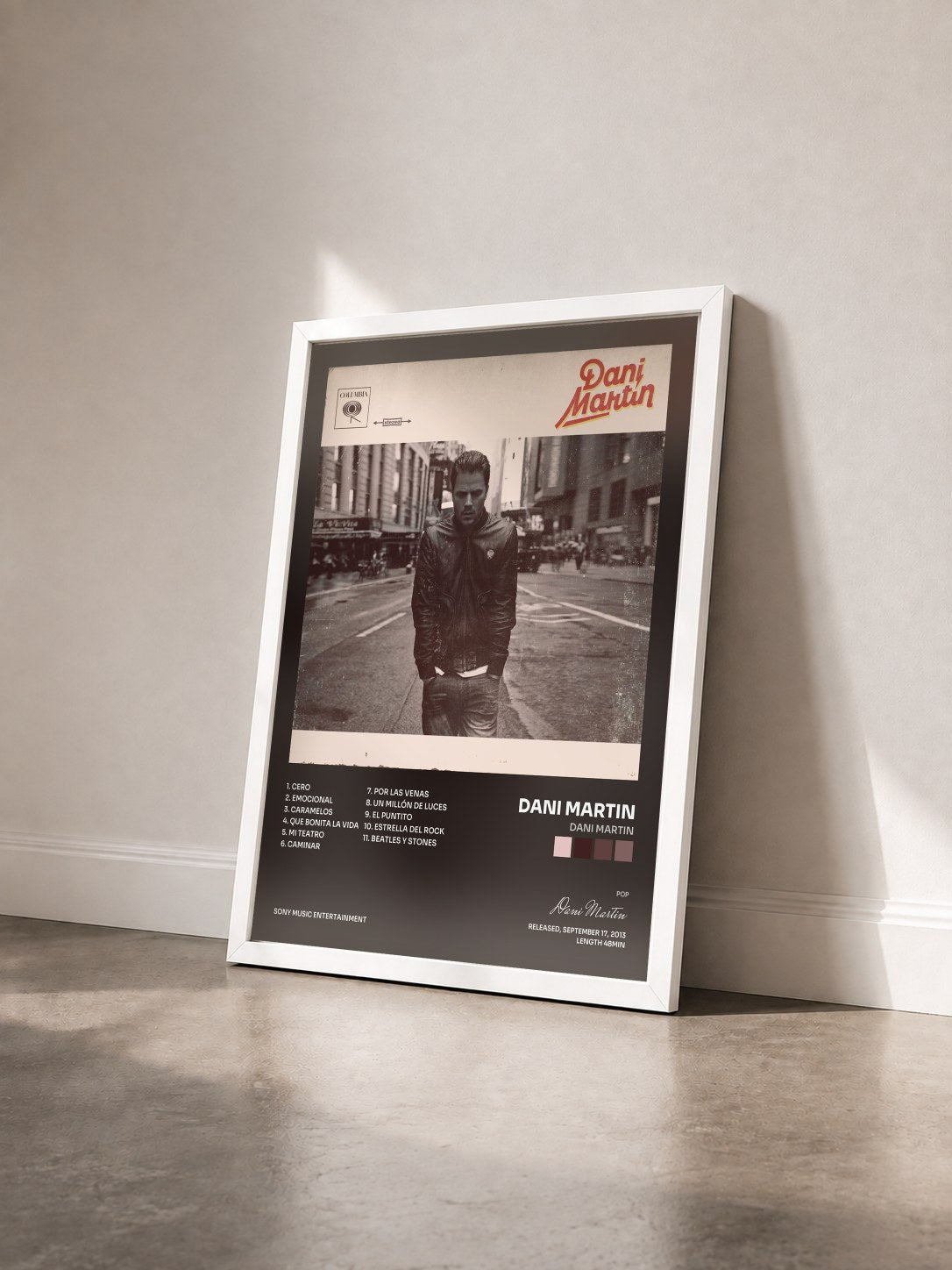 #blanc Tableau de l'album Dani Martin de Dani Martin vu de trois quarts, cadre blanc