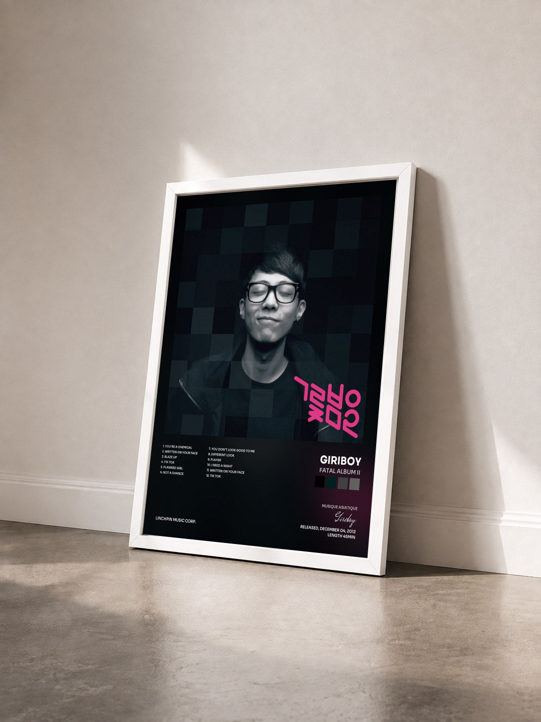 #blanc Tableau de l'album Fatal Album II de Giriboy vu de trois quarts, cadre blanc