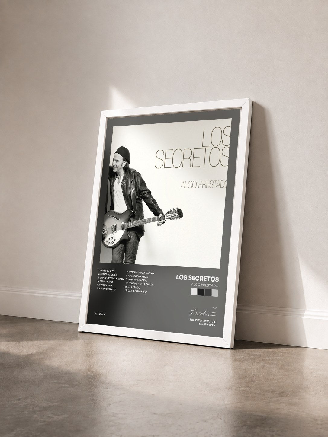 #blanc Tableau de l'album Algo prestado de Los Secretos vu de trois quarts, cadre blanc