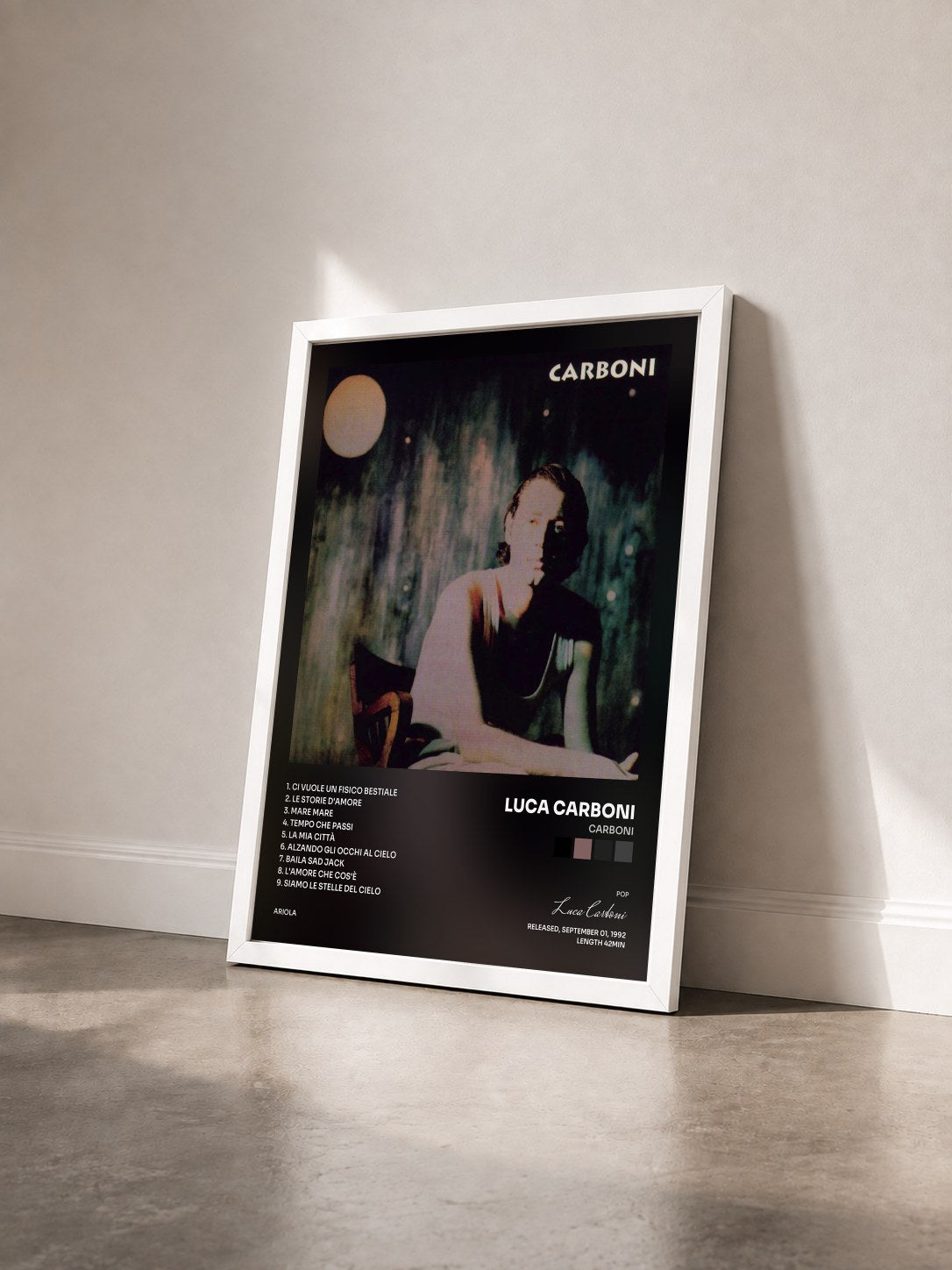 #blanc Tableau de l'album Carboni de Luca Carboni vu de trois quarts, cadre blanc