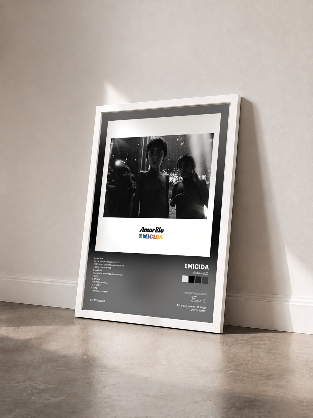 #blanc Tableau de l'album Amarelo de Emicida vu de trois quarts, cadre blanc