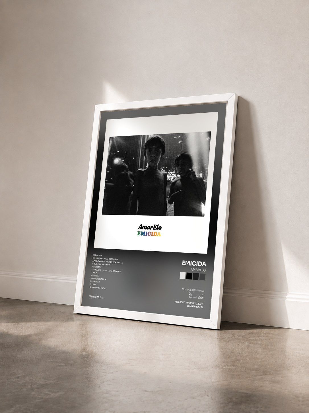 #blanc Tableau de l'album Amarelo de Emicida vu de trois quarts, cadre blanc