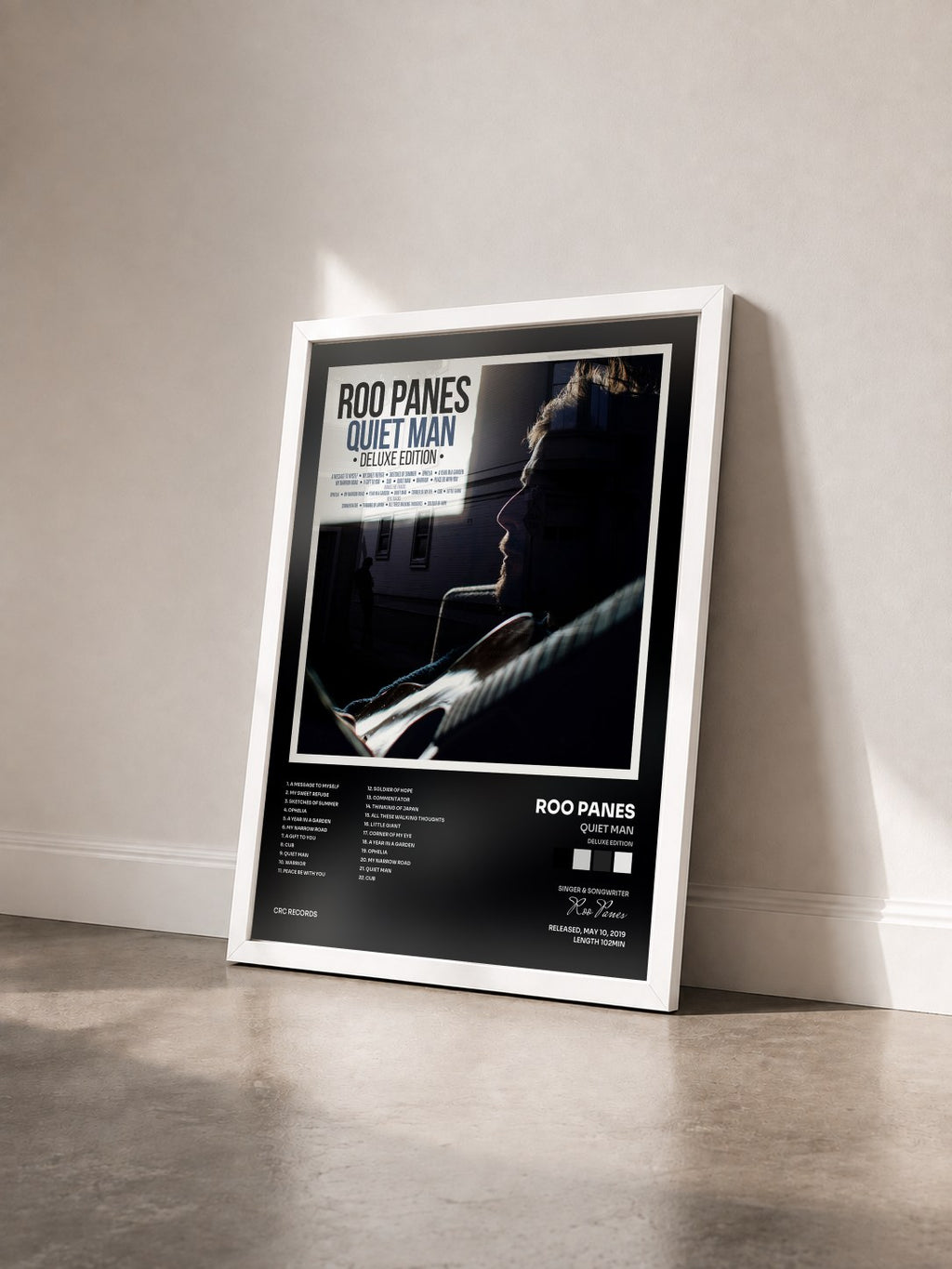 #blanc Tableau de l'album Quiet Man (Deluxe Edition) de Roo Panes vu de trois quarts, cadre blanc