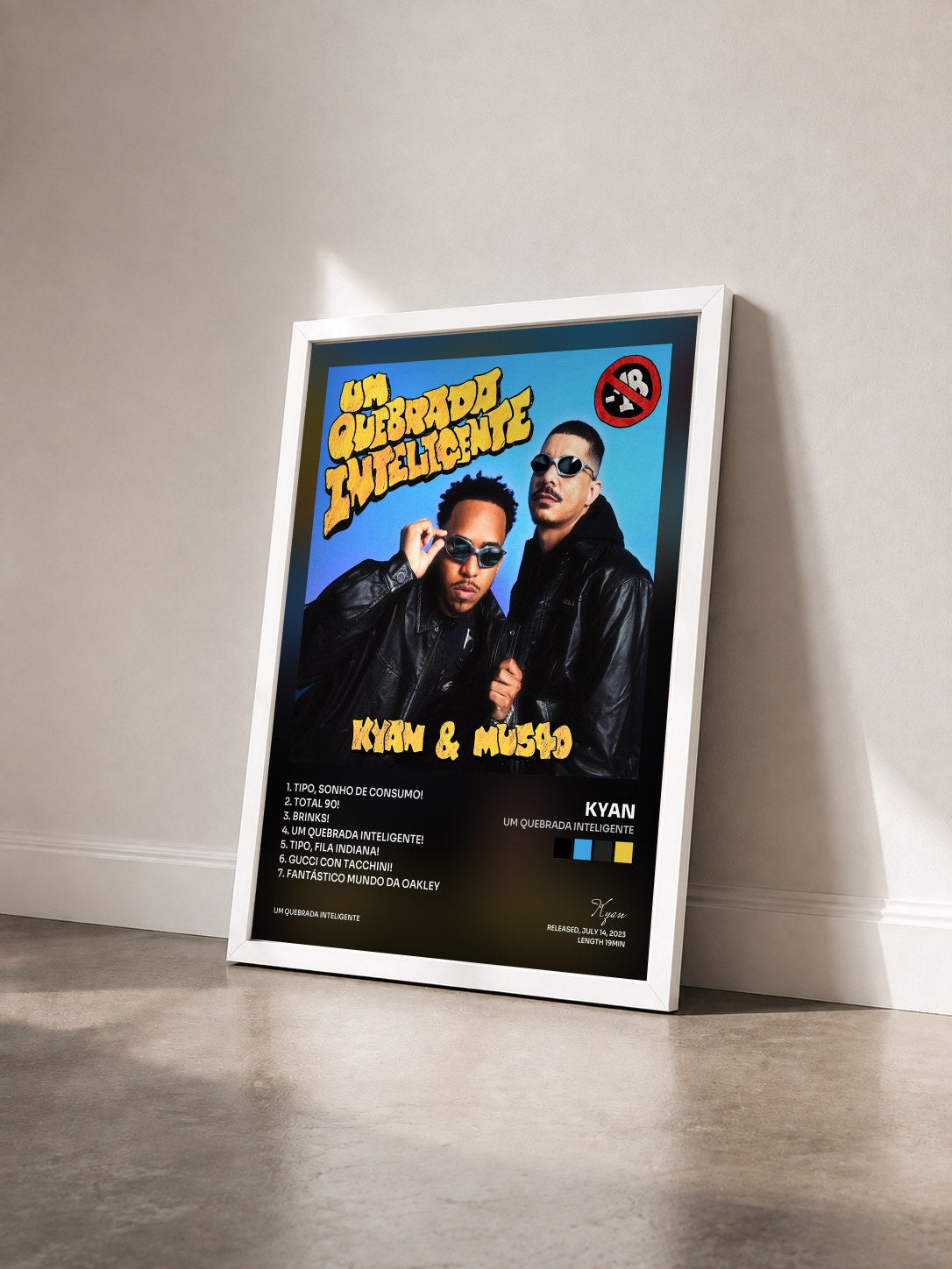 #blanc Tableau de l'album UM Quebrada Inteligente de Kyan vu de trois quarts, cadre blanc