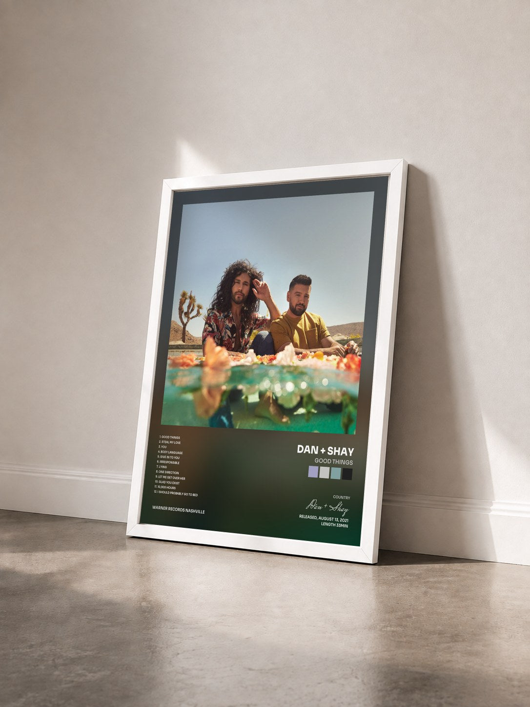 #blanc Tableau de l'album Good Things de Dan + Shay vu de trois quarts, cadre blanc