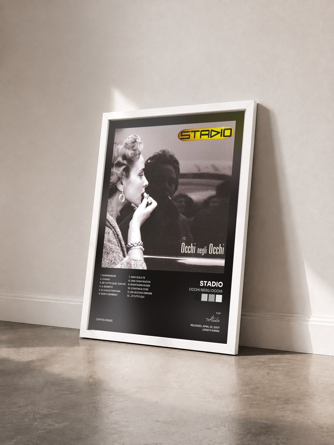 #blanc Tableau de l'album Occhi Negli Occhi de Stadio vu de trois quarts, cadre blanc