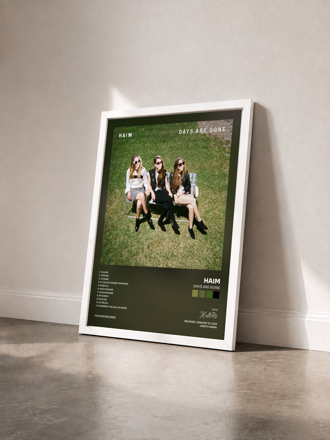 #blanc Tableau de l'album Days Are Gone de HAIM vu de trois quarts, cadre blanc