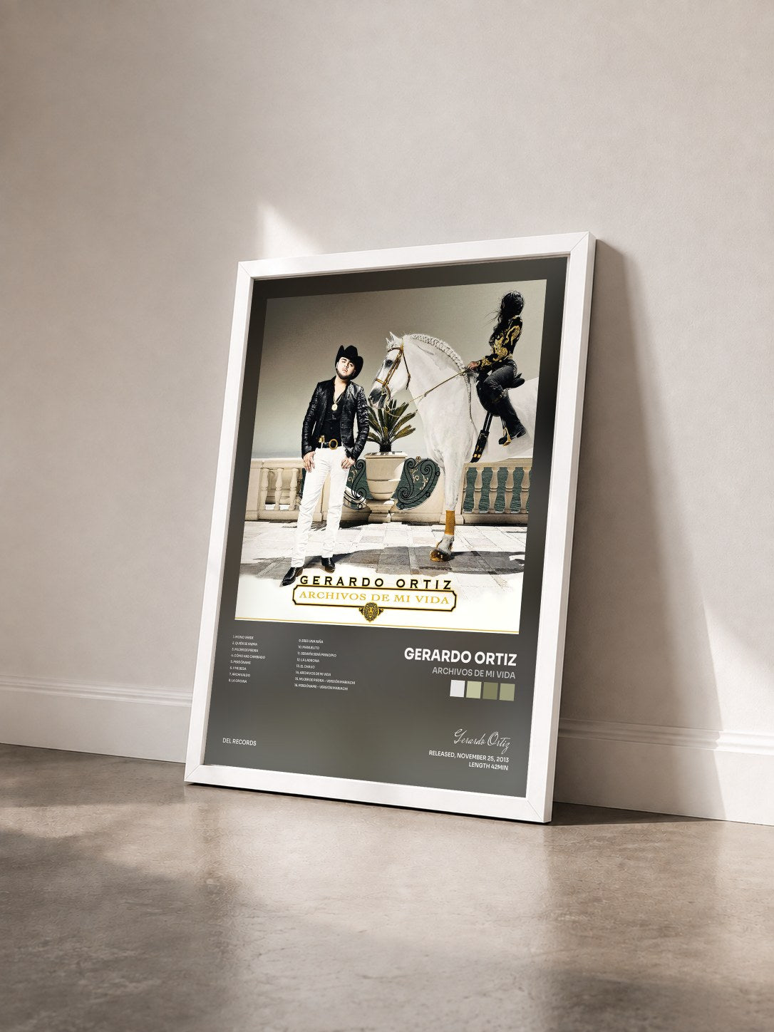 #blanc Tableau de l'album Archivos de Mi Vida de Gerardo Ortiz vu de trois quarts, cadre blanc