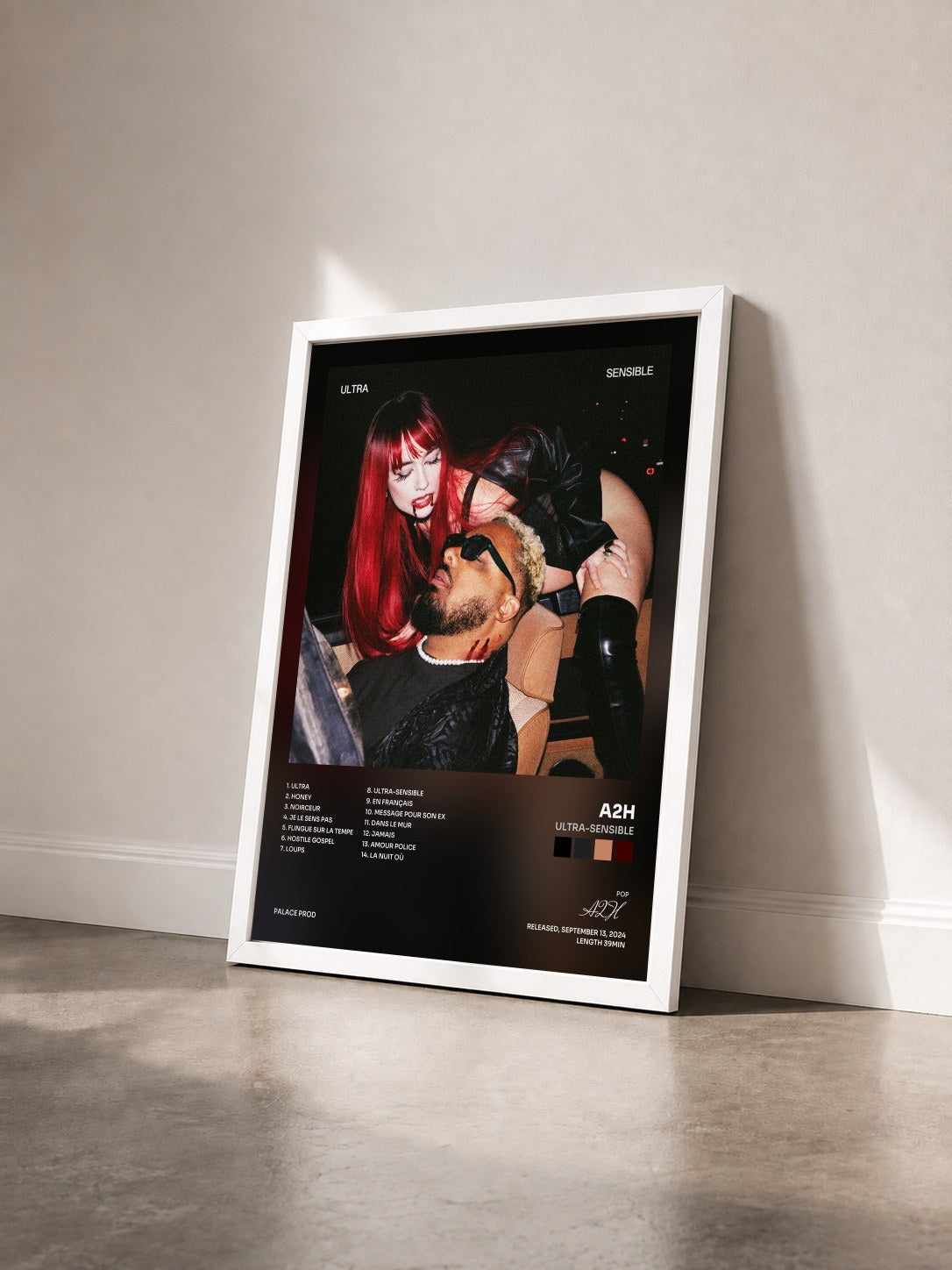 #blanc Tableau de l'album ULTRA-SENSIBLE de A2H vu de trois quarts, cadre blanc