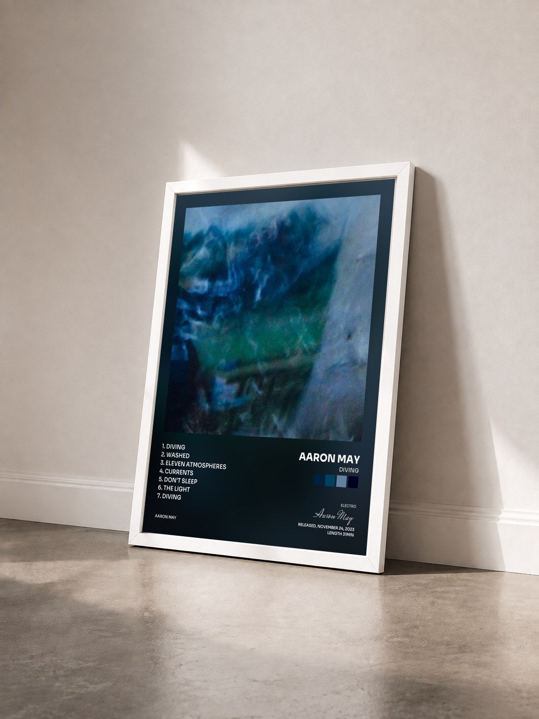 #blanc Tableau de l'album DIVING de Aaron May vu de trois quarts, cadre blanc