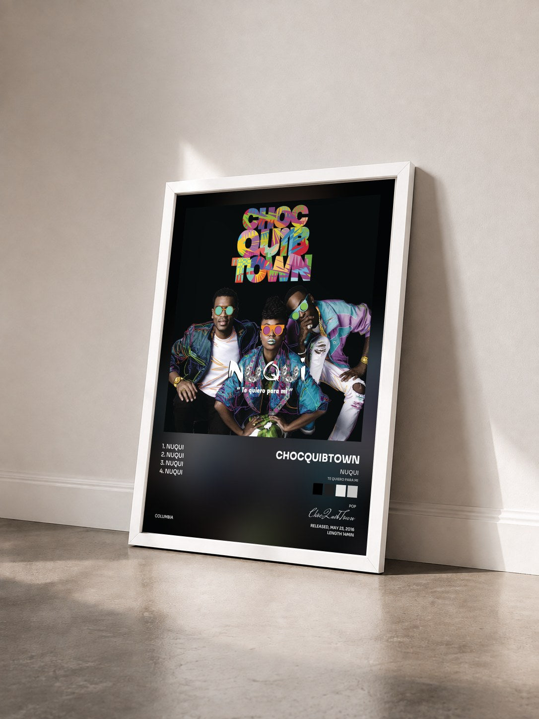 #blanc Tableau de l'album Nuqui (Te Quiero Para Mi) EP de ChocQuibTown vu de trois quarts, cadre blanc