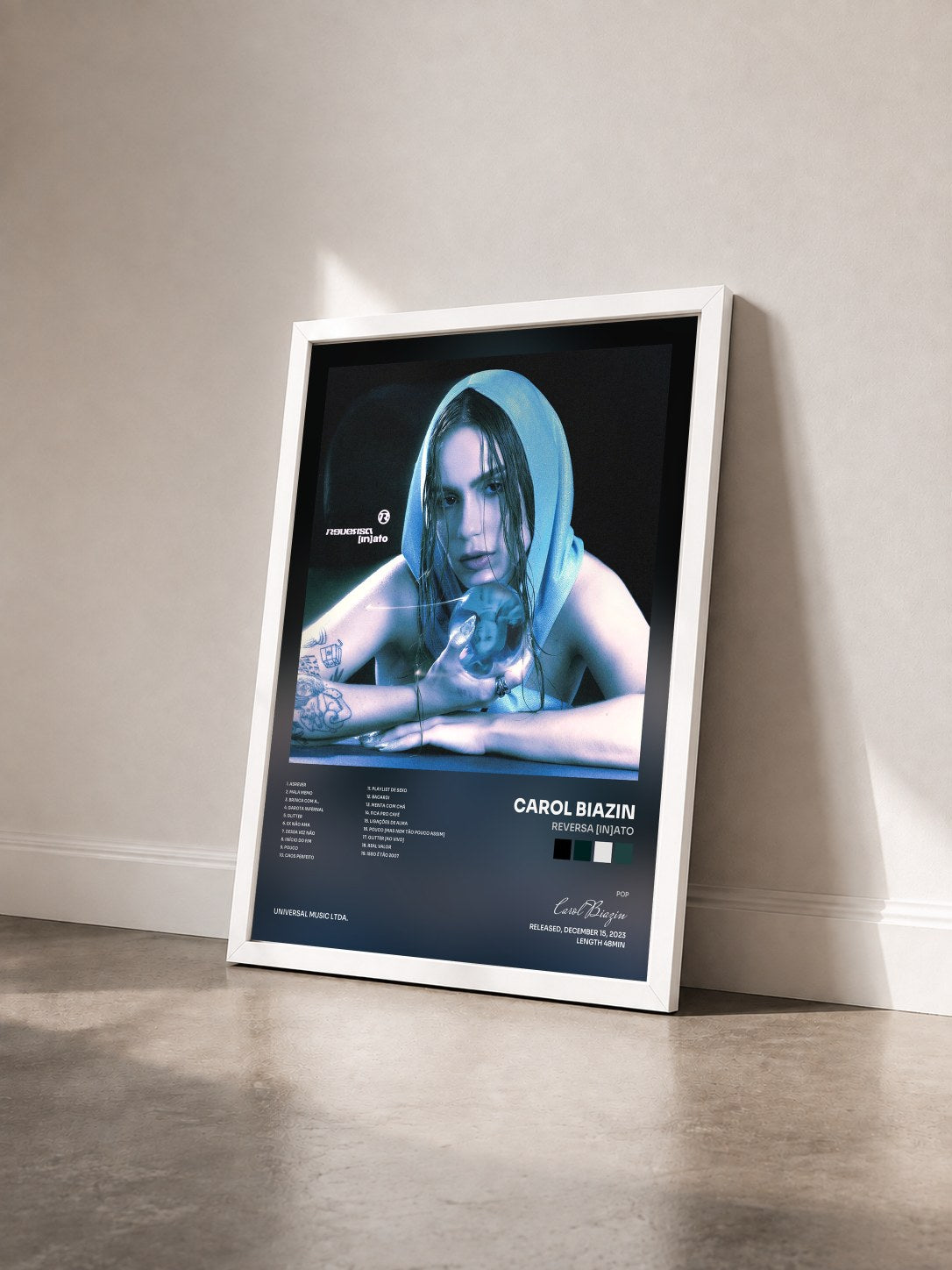 #blanc Tableau de l'album REVERSA [in]ato de Carol Biazin vu de trois quarts, cadre blanc