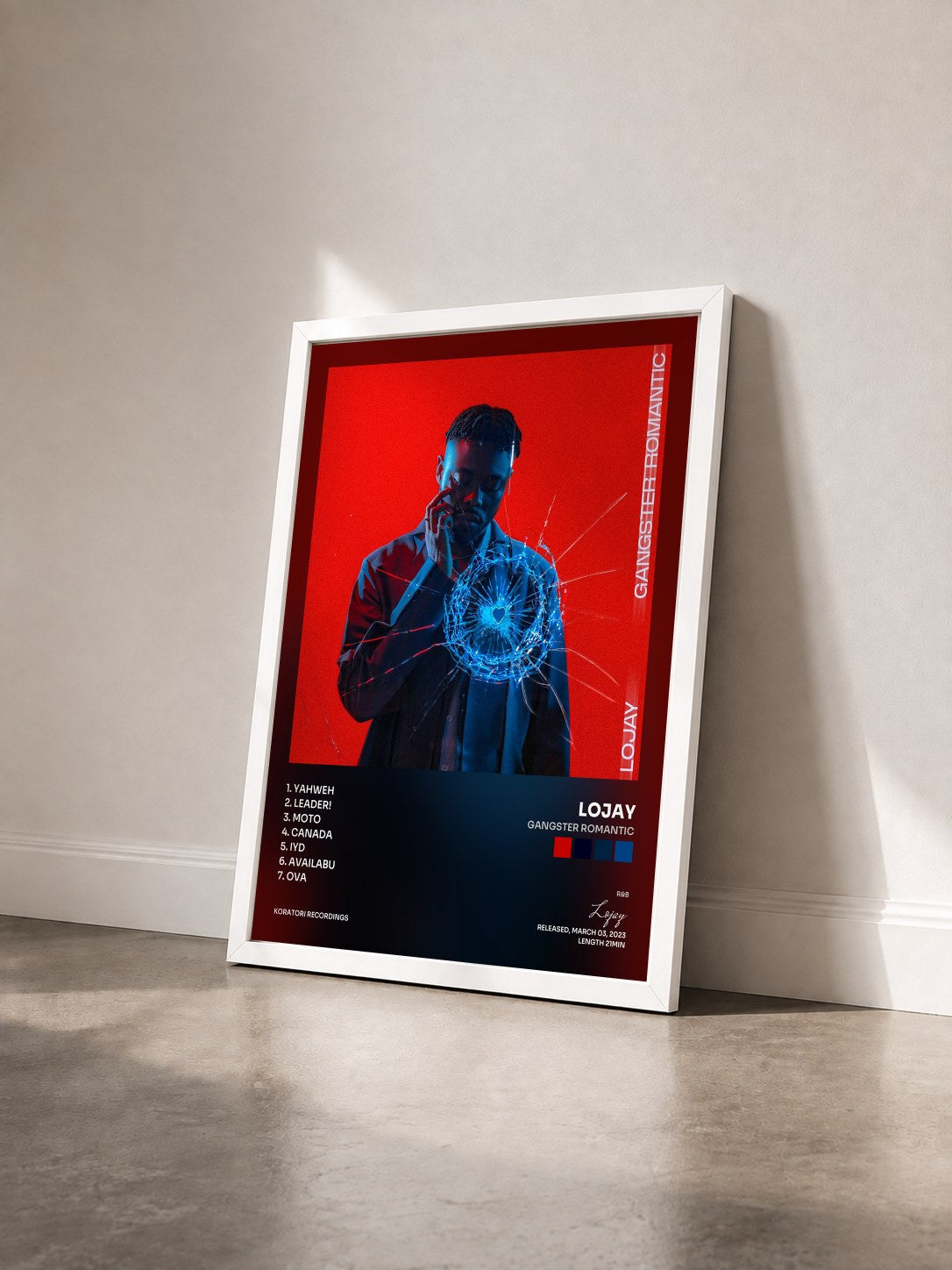 #blanc Tableau de l'album GANGSTER ROMANTIC de Lojay vu de trois quarts, cadre blanc