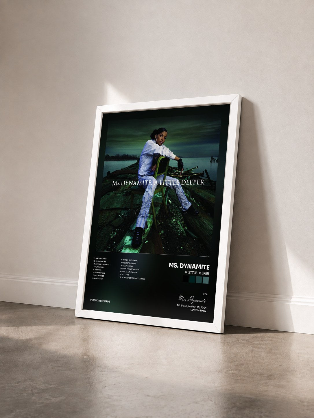 #blanc Tableau de l'album A Little Deeper de Ms. Dynamite vu de trois quarts, cadre blanc