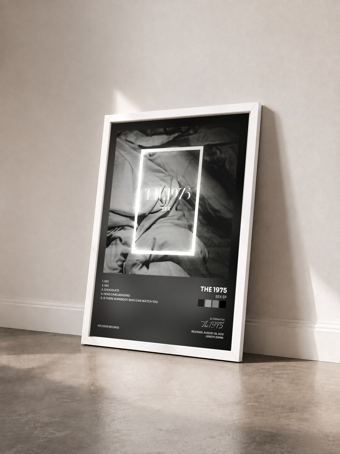#blanc Tableau de l'album Sex EP de The 1975 vu de trois quarts, cadre blanc