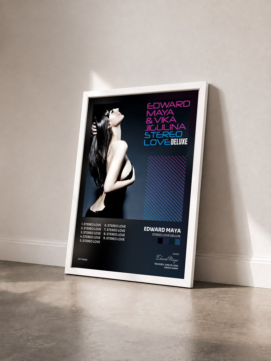 #blanc Tableau de l'album Stereo Love Deluxe de Edward Maya vu de trois quarts, cadre blanc