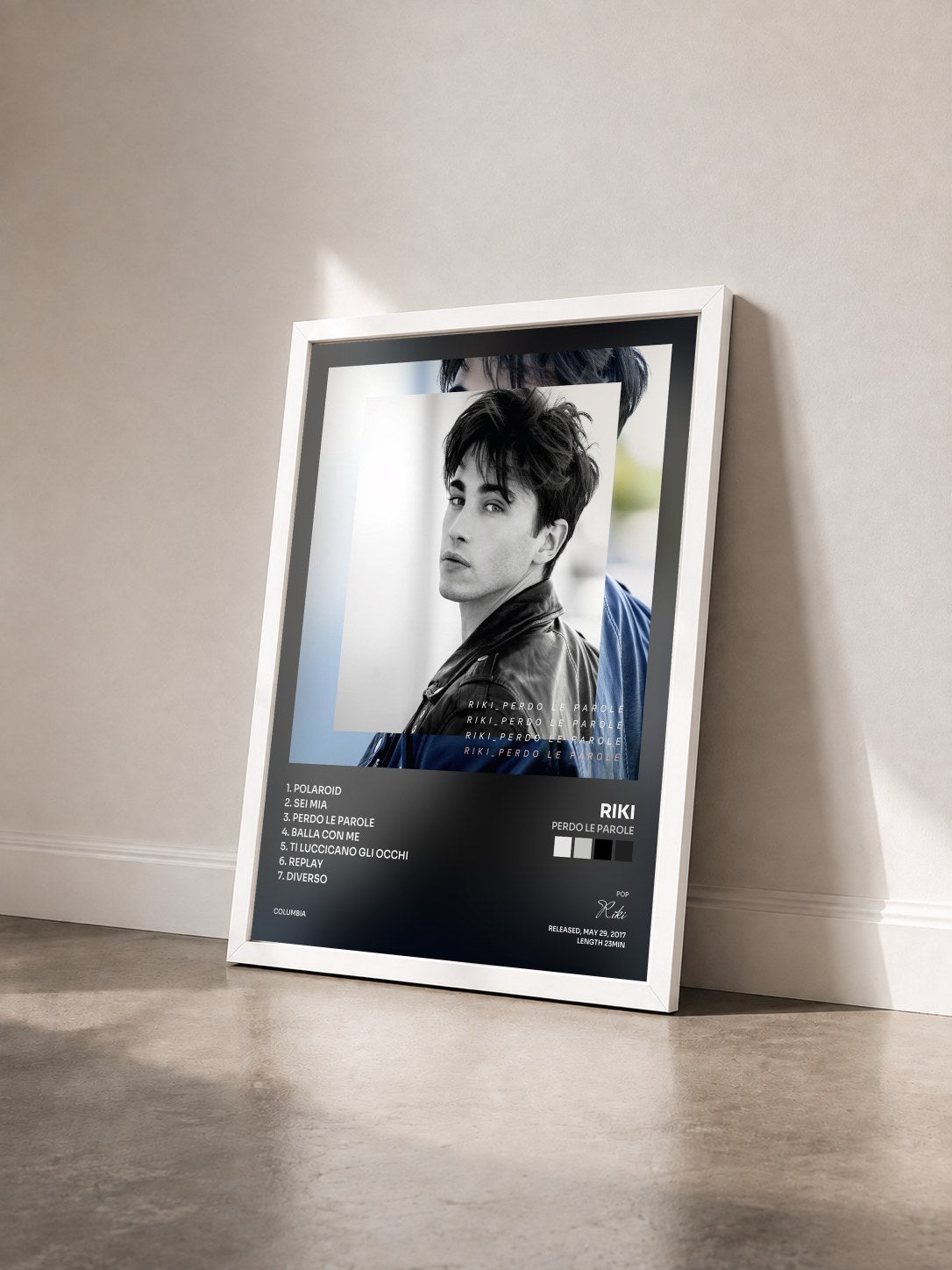 #blanc Tableau de l'album Perdo le parole de Riki vu de trois quarts, cadre blanc