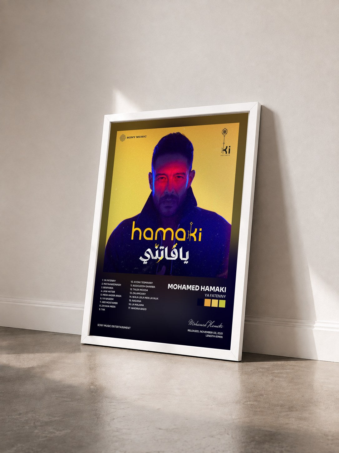 #blanc Tableau de l'album Ya Fatenny de Mohamed Hamaki vu de trois quarts, cadre blanc