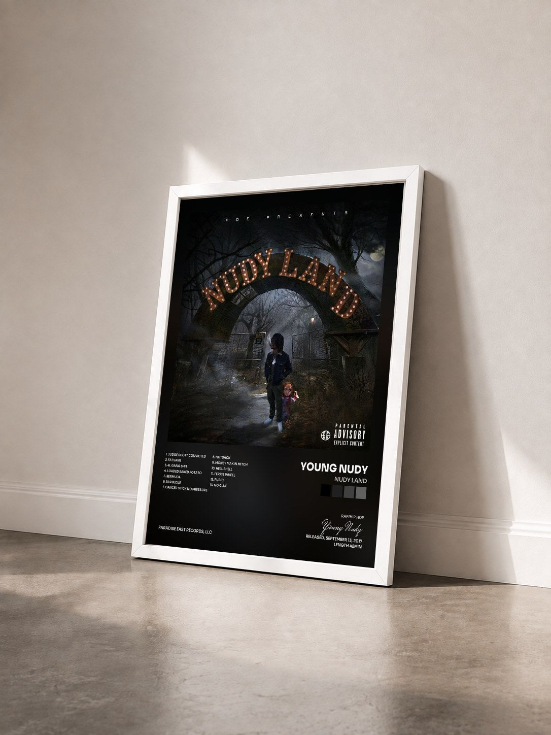 #blanc Tableau de l'album Nudy Land de Young Nudy vu de trois quarts, cadre blanc