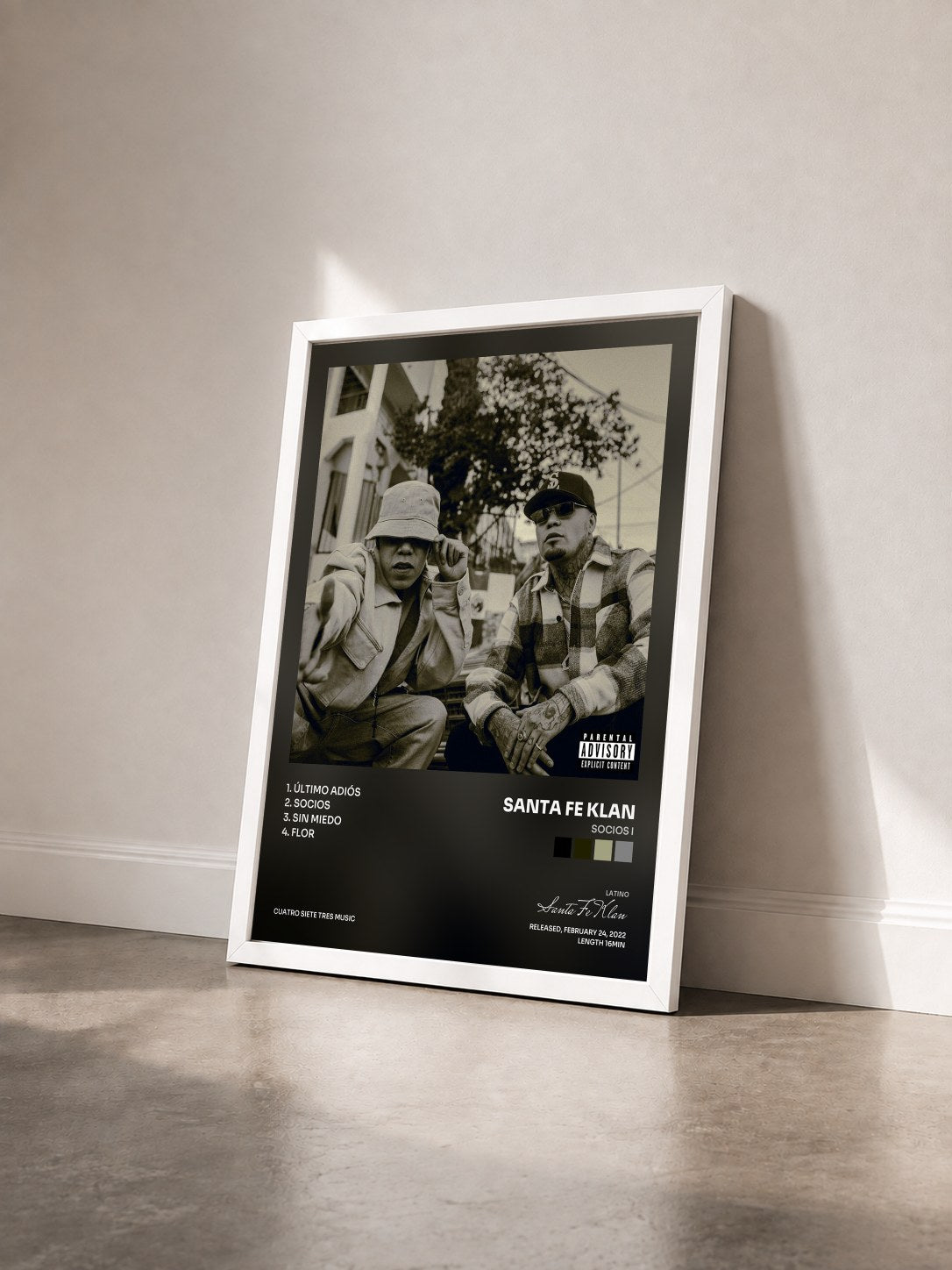 #blanc Tableau de l'album Socios I de Santa Fe Klan vu de trois quarts, cadre blanc